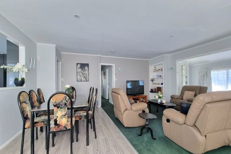 Photo of property in 176 Gossamer Drive, Pakuranga Heights, Auckland, 2010