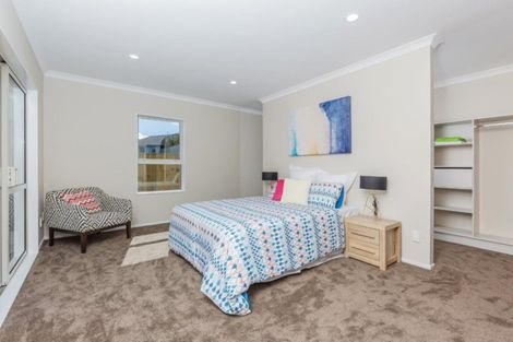 Photo of property in 18 Syd Grant Crescent, Orewa, 0931