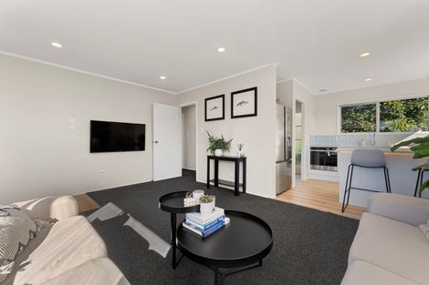 Photo of property in 2/14 Kingussie Place, Highland Park, Auckland, 2010