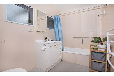 Photo of property in 8 Shortland Street, Regent, Whangarei, 0112