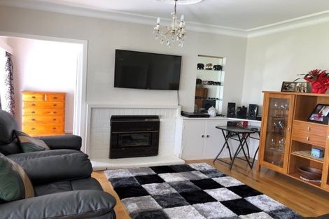 Photo of property in 18 Yeovil Road, Te Atatu Peninsula, Auckland, 0610