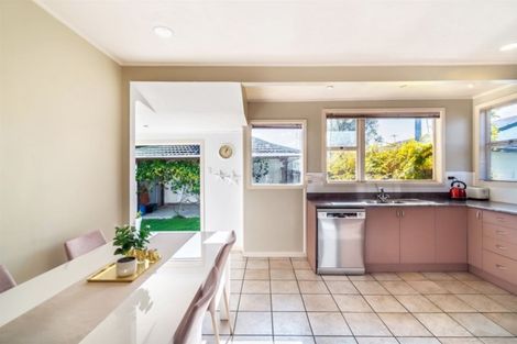 Photo of property in 1/31 Sunnyhaven Avenue, Beach Haven, Auckland, 0626