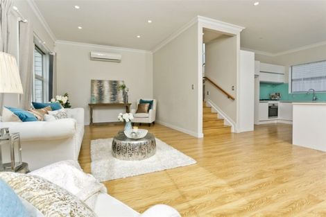 Photo of property in 519 East Coast Road, Murrays Bay, Auckland, 0630