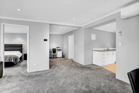 Photo of property in 5b Catherine Crescent, Moturoa, New Plymouth, 4310