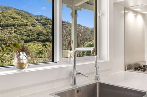 Photo of property in 16 Angle Street, Picton, 7220