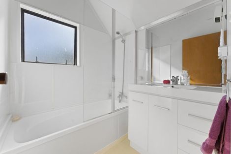 Photo of property in 28 Heathcote Place, Fitzherbert, Palmerston North, 4410