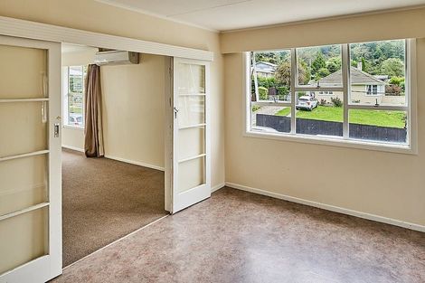 Photo of property in 4 Thomson Grove, Stokes Valley, Lower Hutt, 5019