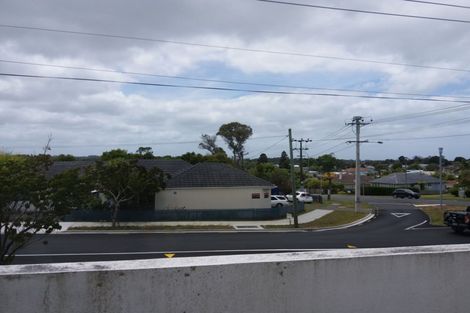 Photo of property in 1/2 Raleigh Road, Northcote, Auckland, 0627