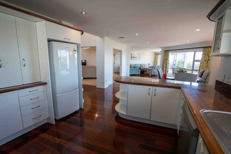 Photo of property in 40 Dress Circle, Newlands, Wellington, 6037