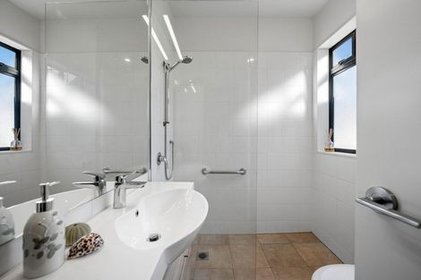 Photo of property in 8/9-13 Fields Parade, Oteha, Auckland, 0632