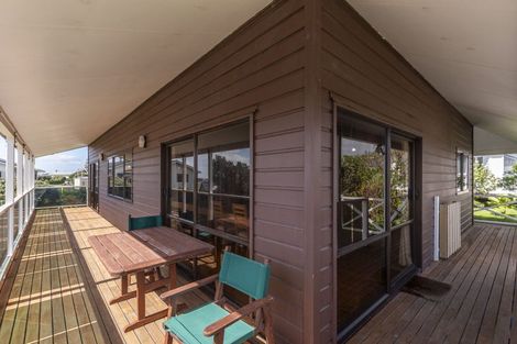 Photo of property in 11 Waiheke Street, Waikanae Beach, Waikanae, 5036