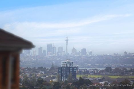 Photo of property in 111 Lake Panorama Drive, Henderson Valley, Auckland, 0612