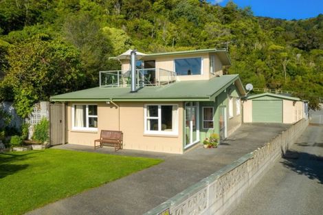 Photo of property in 27 Seaview Crescent, Picton, 7220