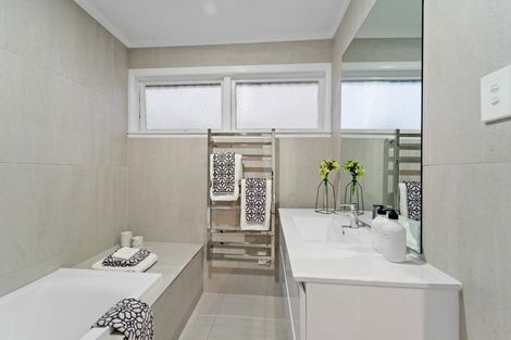 Photo of property in 3/5 Braemar Road, Castor Bay, Auckland, 0620