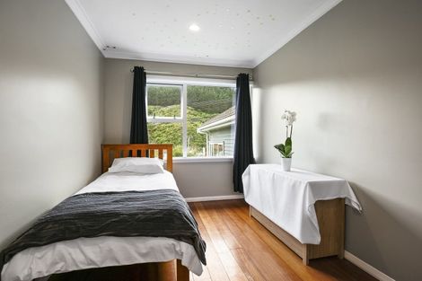 Photo of property in 28 Raroa Terrace, Tawa, Wellington, 5028