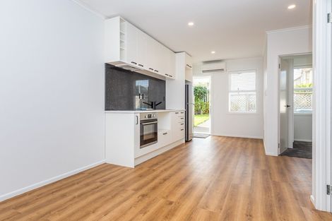 Photo of property in 2/121 Great South Road, Greenlane, Auckland, 1051