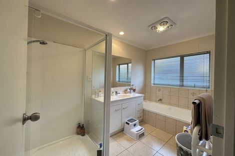 Photo of property in 10 Brosna Place, East Tamaki, Auckland, 2016