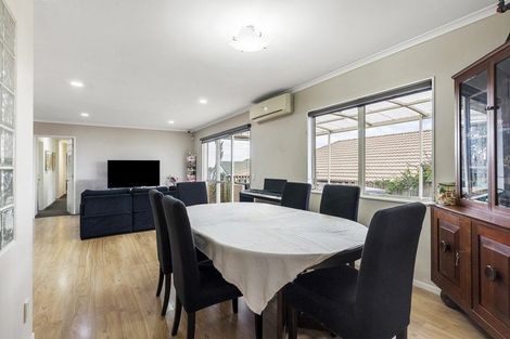 Photo of property in 24 Corta Bella Place, Golflands, Auckland, 2013