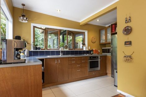 Photo of property in 33 Glenesk Road, Piha, New Lynn, 0772