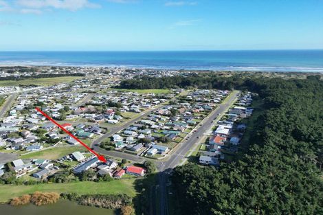 Photo of property in 38 Hennessy Street East, Foxton Beach, Foxton, 4815