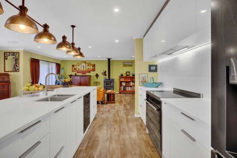 Photo of property in 2 Te Ara Karoiroa Road, Hurford, New Plymouth, 4374