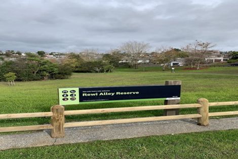 Photo of property in 79 Athena Drive, Totara Vale, Auckland, 0629