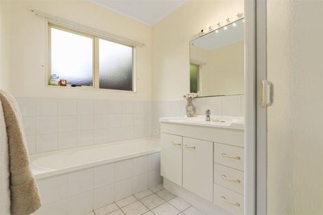 Photo of property in 6a Fayette Place, Te Atatu South, Auckland, 0610