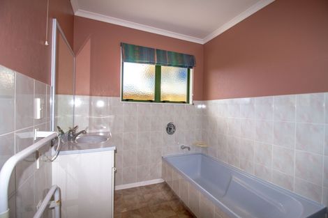 Photo of property in 102 Pacific Drive, Fitzherbert, Palmerston North, 4410