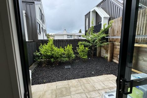 Photo of property in 3/8 Chivalry Road, Glenfield, Auckland, 0629