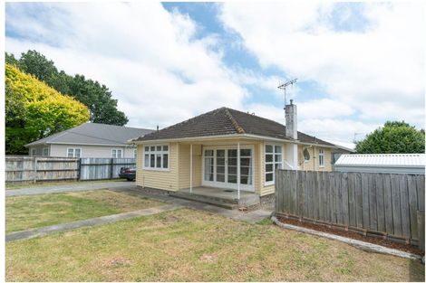 Photo of property in 71 Queenwood Road, Levin, 5510