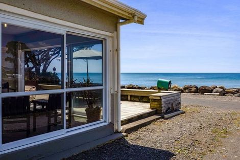 Photo of property in 37 Onaero Beach Road, Onaero, Urenui, 4383