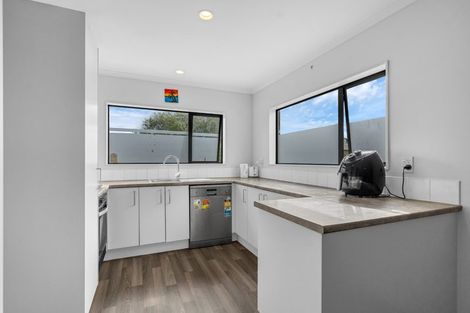 Photo of property in 56 Claverdon Drive, Massey, Auckland, 0614