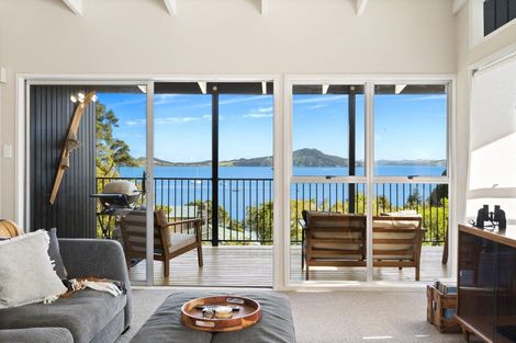 Photo of property in 99 Kawakawa Bay Coast Road, Kawakawa Bay, Papakura, 2585