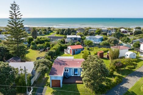 Photo of property in 47 Pinedale Crescent, Riversdale Beach, Masterton, 5872