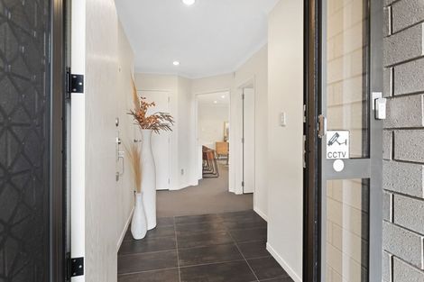 Photo of property in 72 Lake Panorama Drive, Henderson Valley, Auckland, 0612