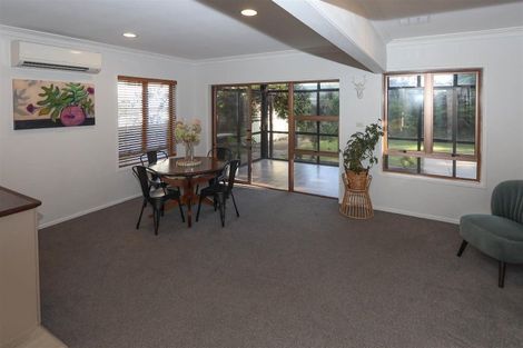 Photo of property in 2 Vista Place, Kawaha Point, Rotorua, 3010