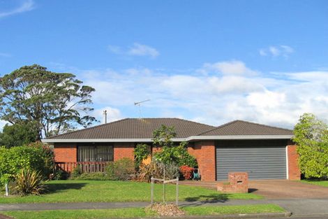 Photo of property in 32 Channing Crescent, Botany Downs, Auckland, 2010