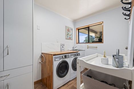 Photo of property in 61 Turitea Road, Fitzherbert, Palmerston North, 4472