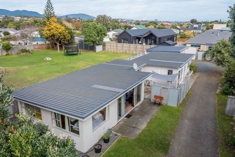 Photo of property in 16 Eruini Street, Waikanae Beach, Waikanae, 5036
