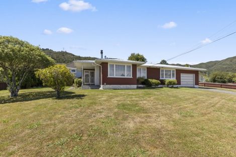Photo of property in 2 Lowry Crescent, Stokes Valley, Lower Hutt, 5019