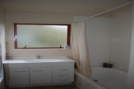 Photo of property in 28 Chilcott Road, Henderson, Auckland, 0612