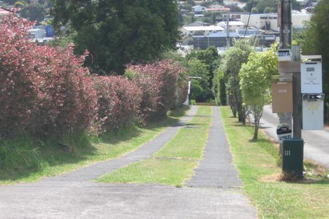 Photo of property in 2/227 Wairau Road, Totara Vale, Auckland, 0627