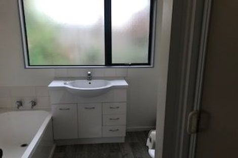 Photo of property in 3/128 Triangle Road, Massey, Auckland, 0614