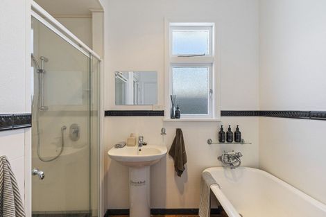 Photo of property in 40 Tukapa Street, Westown, New Plymouth, 4310