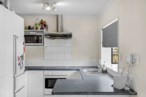 Photo of property in 11 Newbegin Place, Weymouth, Auckland, 2103