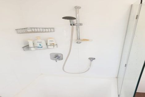 Photo of property in 15 Cayman Place, Unsworth Heights, Auckland, 0632