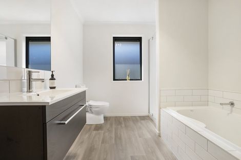 Photo of property in 4 Magnetic Place, Cromwell, 9310