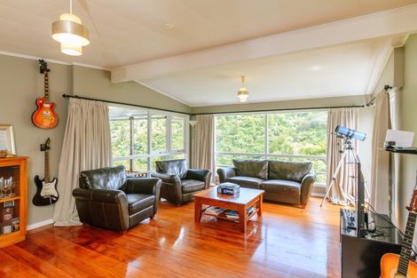 Photo of property in 64 Pomare Road, Tirohanga, Lower Hutt, 5010