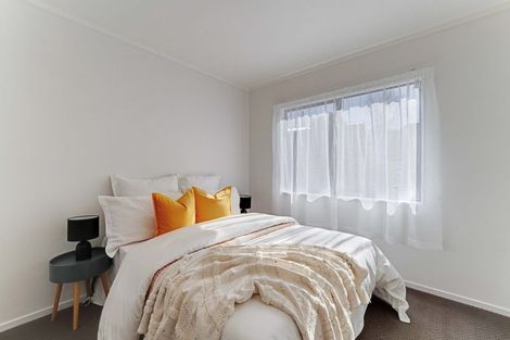 Photo of property in 2/95 Fairclough Road, Beach Haven, Auckland, 0626