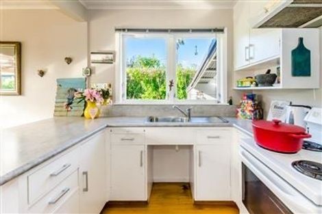 Photo of property in 5 Puriri Road, Waikanae, 5036